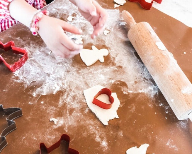 Jente baker julekaker på Lyketyl-matte